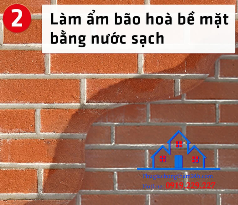 Bước 2 làm ẩm bão hòa bề mặt trước khi thi công Sika Latex